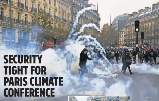  ?? FLORIAN DAVID AFP/GETTY IMAGES ?? Protesters in Paris clash with riot police Sunday, a day ahead of the start of U.N. conference on climate change.