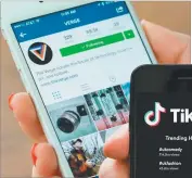  ??  ?? ADICCIÓN. La película The Social Dilemma reveló cómo nos manipulan los algoritmos. Tik Tok e Instagram canalizan hoy contenidos culturales.