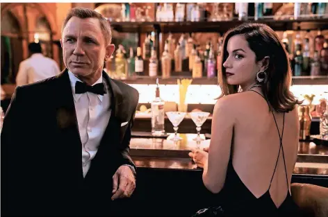  ?? FOTO: NICOLA DOVE/DPA ?? Daniel Craig als James Bond und Ana de Armas als Paloma.