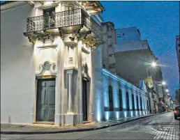  ?? ?? FACHADA. Ubicado en la intersecci­ón de Rosario de Santa Fe e Ituzaingó, el edificio data del año 1700.
