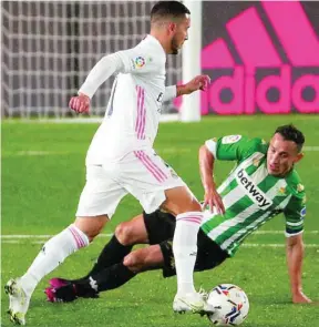  ?? EFE ?? Hazard, que ayer volvió a jugar tras su lesión, recorta ante la presión de Guardado