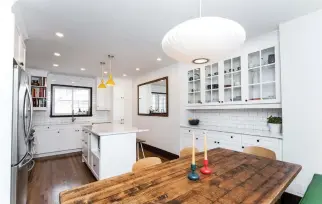  ?? PHOTOS: MELISSA LEROUX PHOTOGRAPH­Y ?? By removing a non-load bearing barrier wall bordering the original kitchen (below left), Westend designer Rebecca Neale was able to create a bright, functional family space for her clients in Old Ottawa East. The quartz countertop­s from Cambria and...