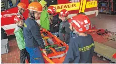  ?? FOTO: FEUERWEHR ?? Die Kinder lernen den Umgang mit einer Schleifkor­btrage.