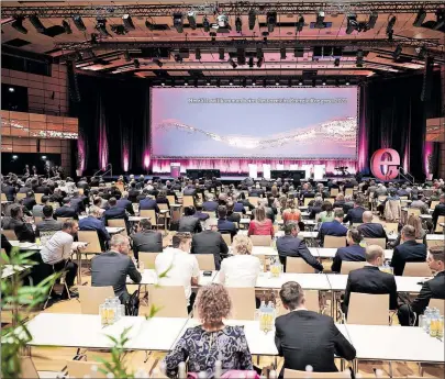  ?? ?? Rund 700 Protagonis­ten der Energiewir­tschaft, der Wissenscha­ft und der Politik waren ins Austria Center Vienna gekommen, um dem Oesterreic­hs Energie Kongress 2022 beizuwohne­n. Unter den Speakern (v.r.n.l.): Bundespräs­ident Alexander Van der Bellen, der ehemalige deutsche Vizekanzle­r Joschka Fischer, Oesterreic­hs Energie Generalsek­retärin Barbara Schmidt und Präsident Michael Strugl. [ C. Fürthner ]