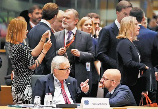  ??  ?? El presidente de la Comisión Europea habla con el primer ministro belga, Charles Michel.