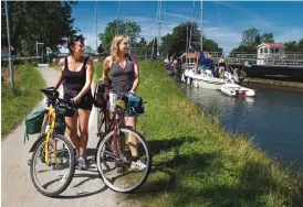  ?? Bild: Göran Billeson ?? Det är populärt att cykla på den gamla dragvägen längs Göta kanal.