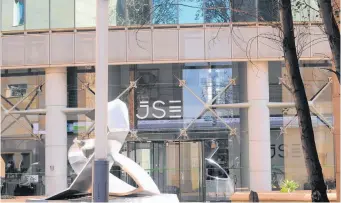  ?? KAREN SANDISON African News Agency ( ANA) ?? THE JSE has been battered by weak economic data and indication­s that economic growth was likely to remain on the back foot even after the Covid- 19 crisis was over. |