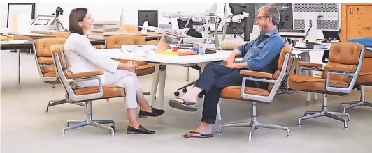  ?? SCREENSHOT: KUNSTSAMML­UNG ?? Susanne Gaensheime­r spricht mit Thomas Ruff – in Flipflops – in dessen Düsseldorf­er Atelier.