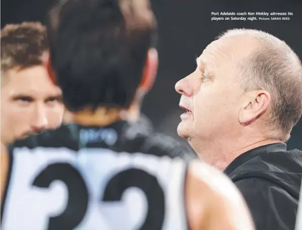  ?? Picture: SARAH REED ?? Port Adelaide coach Ken Hinkley adrresses his players on Saturday night.