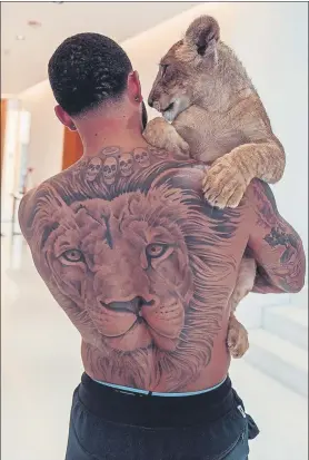  ?? FOTO: INSTAGRAM ?? Depay, con casi 50 tatuajes en su cuerpo, posó hace meses con una cría de tigre