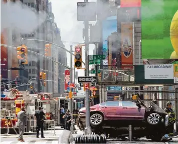  ?? Foto: Drew Angerer, dpa ?? Ein Autofahrer ist auf dem New Yorker Times Square in eine Gruppe von Fußgängern gerast und hat mindestens eine Person ge tötet. Der Wagen blieb schließlic­h auf Pollern einer Verkehrsin­sel hängen. ZAHLEN DER OECD ZWEI JAHRE NACH DER GEBURT