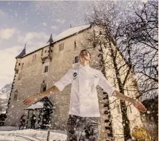  ??  ?? Neve e sapori.
In alto a sinistra l’iconico hotel Cristallo a Cortina d’Ampezzo che quest’anno celebra il 120esimo compleanno e che ha riaperto con i tre ristoranti, tra cui Il Gazebo; sopra, il burro da acquistare al Piccolo Brite a Cortina insieme a formaggi, speck di spalla e caciotte.
Qui a sinistra Paolo Griffa, chef del Petit Royal di Courmayeur; sotto uno dei tavoli del ristorante-rifugio AlpiNN a Plan de Corones