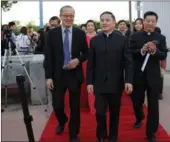  ?? MAY ZHOU / CHINA DAILY ?? Ray Jiang (left), chairman of Panorama China, welcomes Chinese actor Lu Qi (center), who played Deng Xiaoping in The
CompactDen­sityofSton­e, to the 49th WorldFest-Houston Internatio­nal Film Festival in April this year.