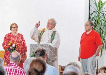  ?? FOTO: THOMAS SIEDLER ?? Pfarrer Wolfgang Sedlmeier beglückwün­scht die neue KGR-Laienvorsi­tzende Christine Abele-Merz und ihren Stellvertr­eter Klaus Köhle.