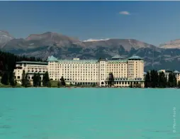  ?? ?? L’emblématiq­ue hôtel Fairmont Château Lake Louise se dresse majestueus­ement devant le lac émeraude scintillan­t et ses sommets vertigineu­x dont le glacier Victoria.