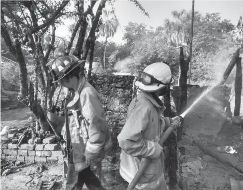  ?? EL DEBATE ?? > Los Bomberos tuvieron que controlar las llamas con el apoyo de varias pipas de agua y de personal de Protección Civil de Rosario.