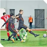  ?? / FOTO: EFE ?? Luuk de Jong terminó por hacer trizas a la defensiva de Gibraltar.