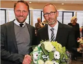  ?? FOTO: UWE MISERIUS ?? Blumen und ein Handschlag von Oberbürger­meister Uwe Richrath: So wurde Markus Märtens gestern schon mal zum neuen Amt beglückwün­scht. Offiziell tritt er die Stelle zum 1. Oktober an.