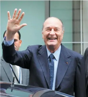  ??  ?? L’ancien chef d’état français Jacques Chirac salue la foule à sa sortie du Musée du quai Branly, à Paris, le 24 novembre 2011.