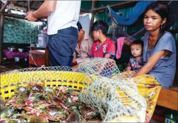  ?? ATHENA ZELANDONII ?? A container of freshly caught crab from the Tatai River sits in the house of fishermen in Koh Sralav on Friday.
