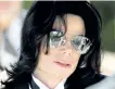  ?? AP FILES ?? Profession­al dancer Wade Robson, left, arrives at the Michael Jackson child molestatio­n trial in Santa Maria, Calif. A judge has dismissed the lawsuit brought by Robson, who alleged Michael Jackson molested him as a child. The summary judgment ruling...