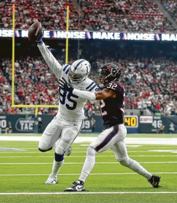  ?? Tim Warner / Getty Images ?? Eric Ebron (izq.) supera a Tyrann Mathieu y anota un touchdown durante el primer cuarto en el triunfo de los Colts de Indianápol­is el sábado 5 de enero de 2019 en el NRG Stadium de Houston.