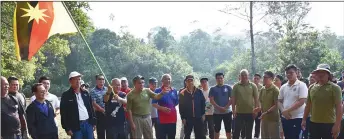  ??  ?? Talib prepares to flag off the Similajau kational mark’s ‘fntegrity Walk’. ln his right is Majang.