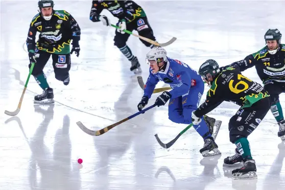  ?? Bild: CHRISTIAN FLODIN ?? FYRA MOT EN. IFK Vänersborg­s Robin Lundqvist i närkamp med Frillesås Fredrik Brandin, till höger Jesper Henriksson och i bakgrunden Jakob Jenefeldt (17).