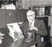  ?? AP FILE ?? Former AP photograph­er Joe Rosenthal holds his famous photo of the flag-raising on Mount Suribachi.