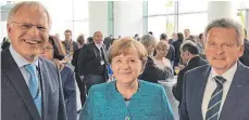  ?? FOTO: PRIVAT ?? Ehrung im Bundeskanz­leramt in Berlin (von links): Reinhard Sager, Präsident des Deutschen Landkreist­ags, Bundeskanz­lerin Angela Merkel und Josef Rettenmaie­r, Sozialdeze­rnent des Ostalbkrei­ses.