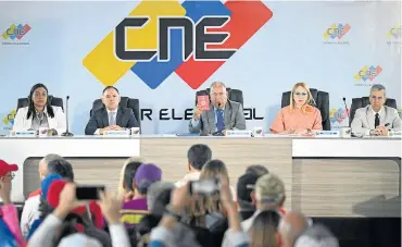  ?? AFP ?? Elvis Amoroso, presidente del CNE, presentó ayer la lista de candidatos inscritos./