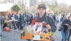  ??  ?? Beim Weihnachts­markt der Waldorfsch­ule wurde auch im Bauchladen verkauft.