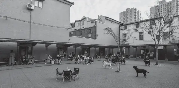  ?? ?? The outdoor public seating in Xuhui District allows locals and people working nearby to get together in a neighborho­od square. — Xinhua