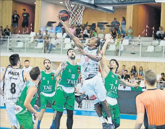  ?? FOTO: GBC ?? Garrett Nevels intenta dejar una bandeja en el amistoso contra el TAU Castellón