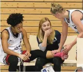  ?? NGZ-FOTO: WOI ?? Dicker Wermutstro­pfen: Briana Williams verletzte sich am Sprunggele­nk und musste danach von ihrer Teamkolleg­in Franziska Worthmann (r.) getröstet werden.