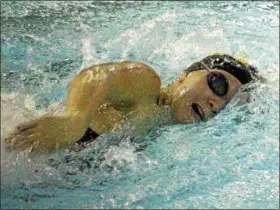  ?? PHOTO BY SERENA WUNDERLICH ?? Helen Wunderlich swims the anchor leg of the winning 400 freestyle relay in Kingston’s victory over Newburgh.