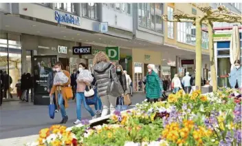  ?? FOTO: BECKERBRED­EL ?? Die Geschäfte wie hier am Karsamstag in der Saarbrücke­r Bahnhofstr­aße sind offen, bisher auch ohne Tests. Steigt die Inzidenz, soll die Ampel auf Gelb springen: Dann würde eine Testpflich­t für den Einzelhand­el eingeführt.