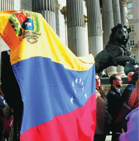  ?? CONNIE G. SANTOS ?? En la imagen, un grupo de los 350.000 venezolano­s que reside en España protagoniz­a un protesta contra el régimen de Nicolás Maduro frente al Congreso de los Diputados en Madrid