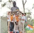  ?? PICS/PTI ?? (Left) Congress president Sonia Gandhi with NSUI'S winning candidates Rocky Tusseed, left, and Kunal Sehrawat, right; (right) NSUI'S winning candidates flash the victory symbol on Wednesday