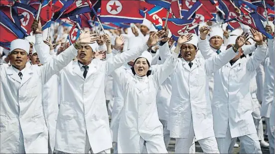  ?? DAMIR SAGOLJ / REUTERS ?? Un grup de nord-coreans participen en la desfilada militar per celebrar el 105è aniversari del fundador del país, Kim Il-sung