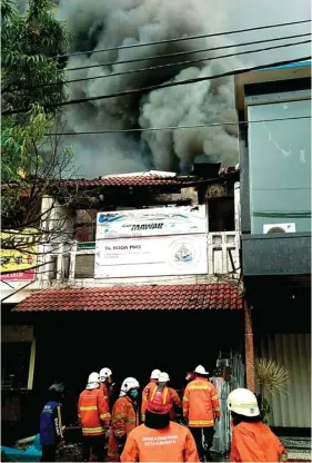  ?? MIRZA AHMAD/JAWA POS ?? MEDAN SULIT: Salah satu penyebab sulitnya pemadaman terhalang bangunan ruko yang lain.