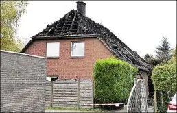  ?? BILD: TOBIAS FRICK ?? Raub der Flammen: Der Dachstuhl wurde bei dem Brand völlig zerstört, das Haus ist unbewohnba­r.