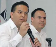  ??  ?? Damián Zepeda y Leonardo Guillén, secretario general del PAN y delegado del partido en Yucatán. El segundo sostuvo una reunión con denunciant­es de los “moches”, cuyos detalles se conocen ahora