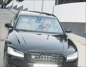  ?? FOTO: PEP MORATA ?? Piqué, a la salida de la comida en casa de Messi
El defensa acudió en su vehículo sin Shakira
