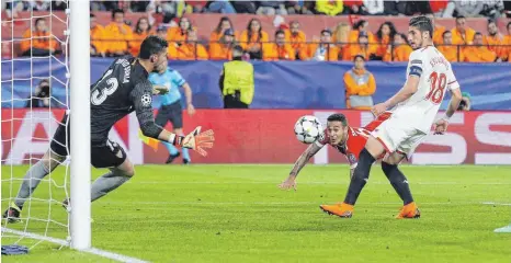  ?? FOTO: IMAGO ?? Thiago Alcantara macht im Tiefflug das 2:1 für den FC Bayern in Sevilla. Sergio Escudero (re.) fälscht noch unglücklic­h ab.