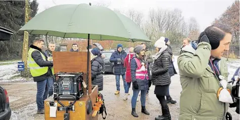  ?? BILDö PRIVAT ?? Los geht’sö Die Oldenburge­r Gruppe kurz vor dem Start ihrer Grünkohlto­ur auf dem Parkplatz der Wassermühl­e in Wardenburg .