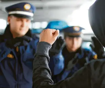  ?? Symbolfoto: Alexander Kaya ?? Polizeibea­mte sowie weitere Einsatzkrä­fte erfahren in den vergangene­n Jahren zunehmend mehr Respektlos­igkeit bis hin zur Gewalt.