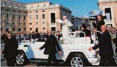  ?? Foto: Hedwig Oschwald ?? Papst Franziskus fuhr in seinem weißen Wagen direkt an den Illertisse­r Ministrant­en vorbei.
