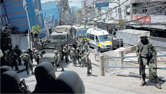  ?? AP ?? Regreso. Tropas militares, ayer, al volver a la Rocinha, adonde habían arribado el 17 de setiembre para “pacificar” la favela tomada por el narco.