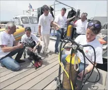  ??  ?? Ce sont les archéologu­es subaquatiq­ues de la ville de Nice, service unique en France, qui, avec leurs collègues de l’institut niçois d’archéologi­e subaquatiq­ue et sous-marine, ont découvert la bombe. (Photo Franck Fernandes)